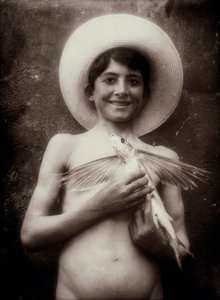 飞鱼的小男孩，西西里岛，c.1895（玻璃盘子） 作者 威廉·冯·格洛登男爵